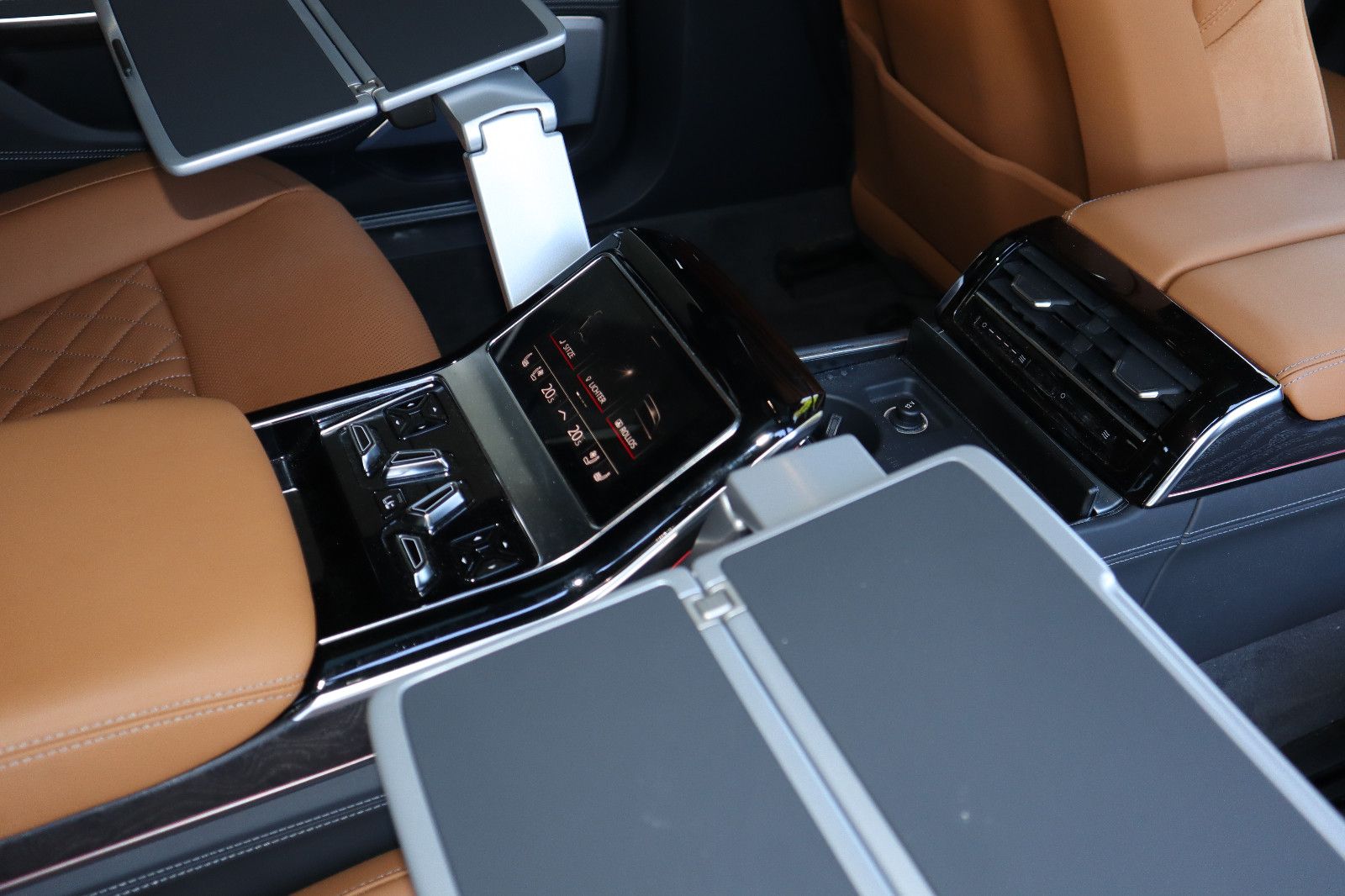 Audi A8L 60 TFSIe lang exclusive - Samsaru's Car Outlet