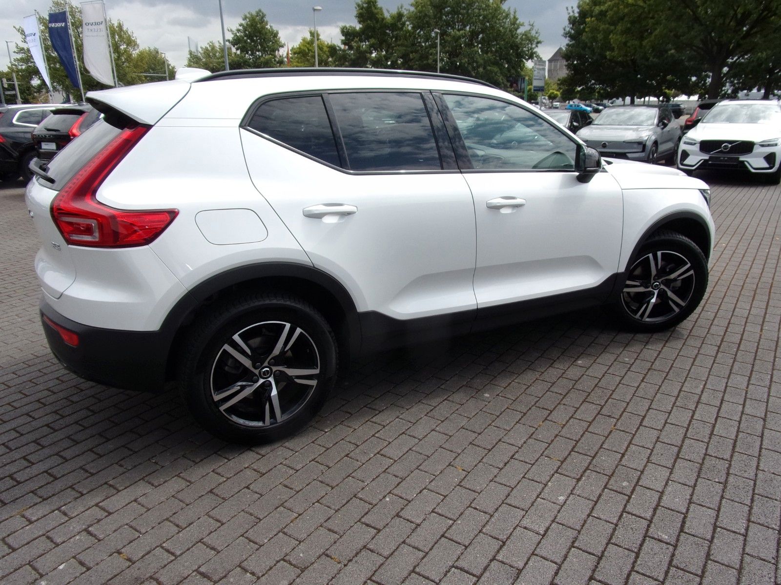 Volvo XC 40 B3 Plus Dark 2WD - Samsaru's Car Outlet