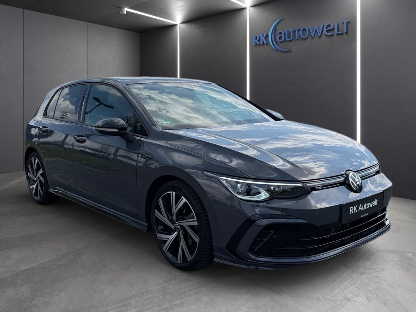Volkswagen Golf 8 VIII R-Line 1.5 eTSI - Samsaru's Car Outlet