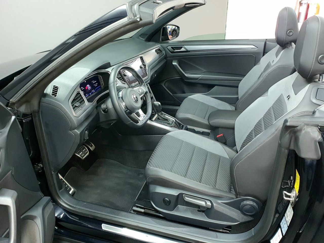 Volkswagen T-Roc 1.5TSI DSG R-Line - Samsaru's Car Outlet