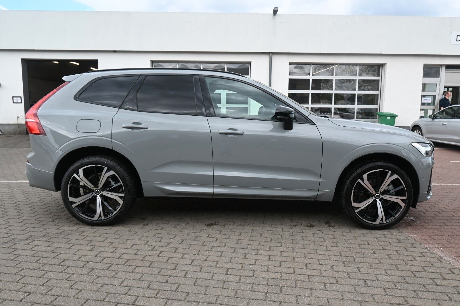 Volvo XC60 B5 Benzin AWD Plus Dark*FSHZG*360°*ACC*AHK