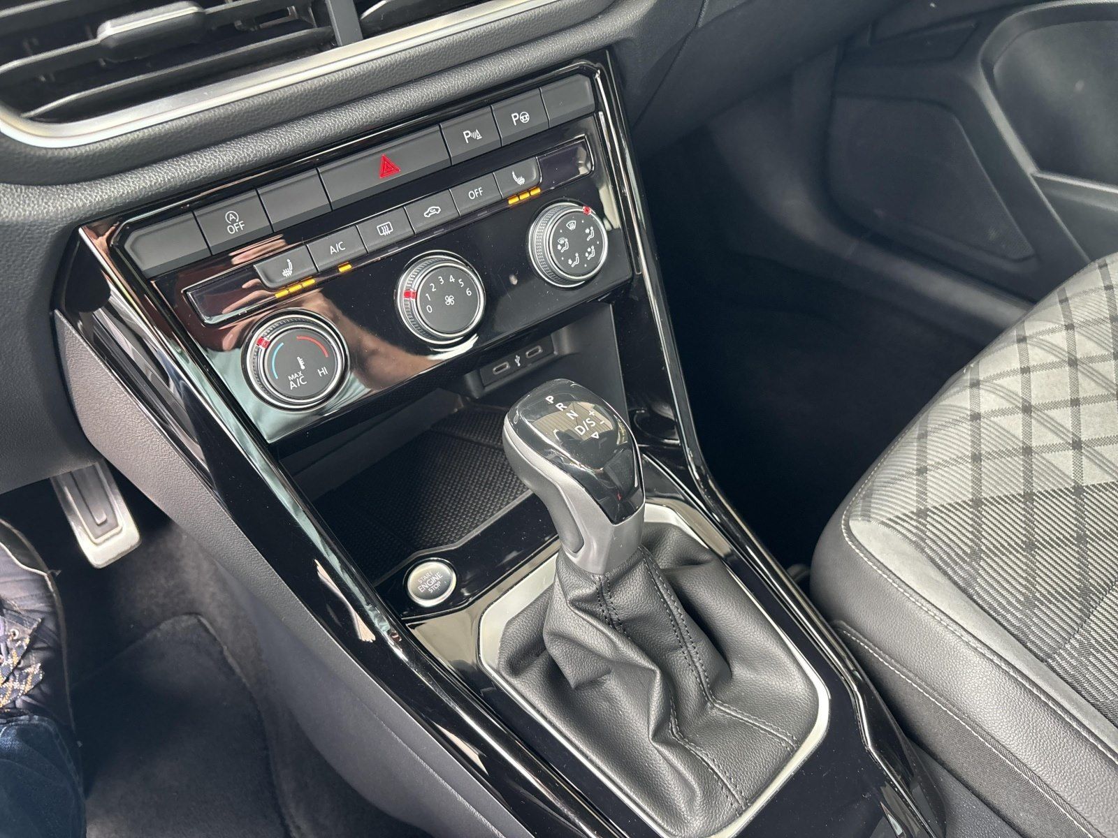 Volkswagen T-Roc 1.5 TSI R-LINE - Samsaru's Car Outlet