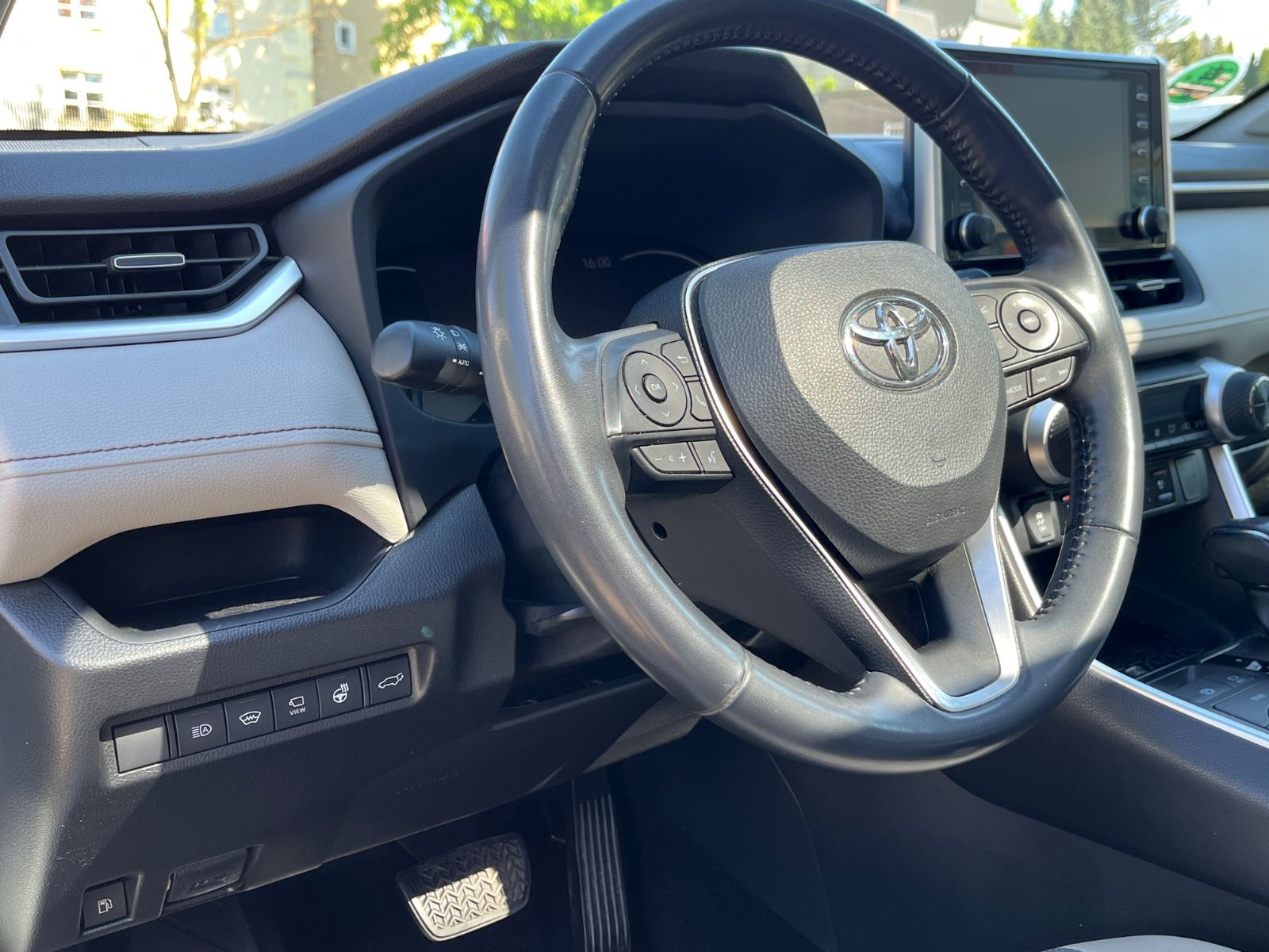 Toyota RAV 4 RAV4 Hybrid 4x4 Lounge - Samsaru's Car Outlet