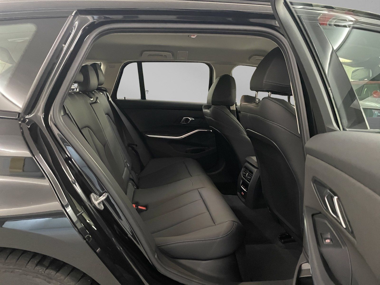 BMW 320d Touring AHK 360° ACC Standhzg Service Incl.