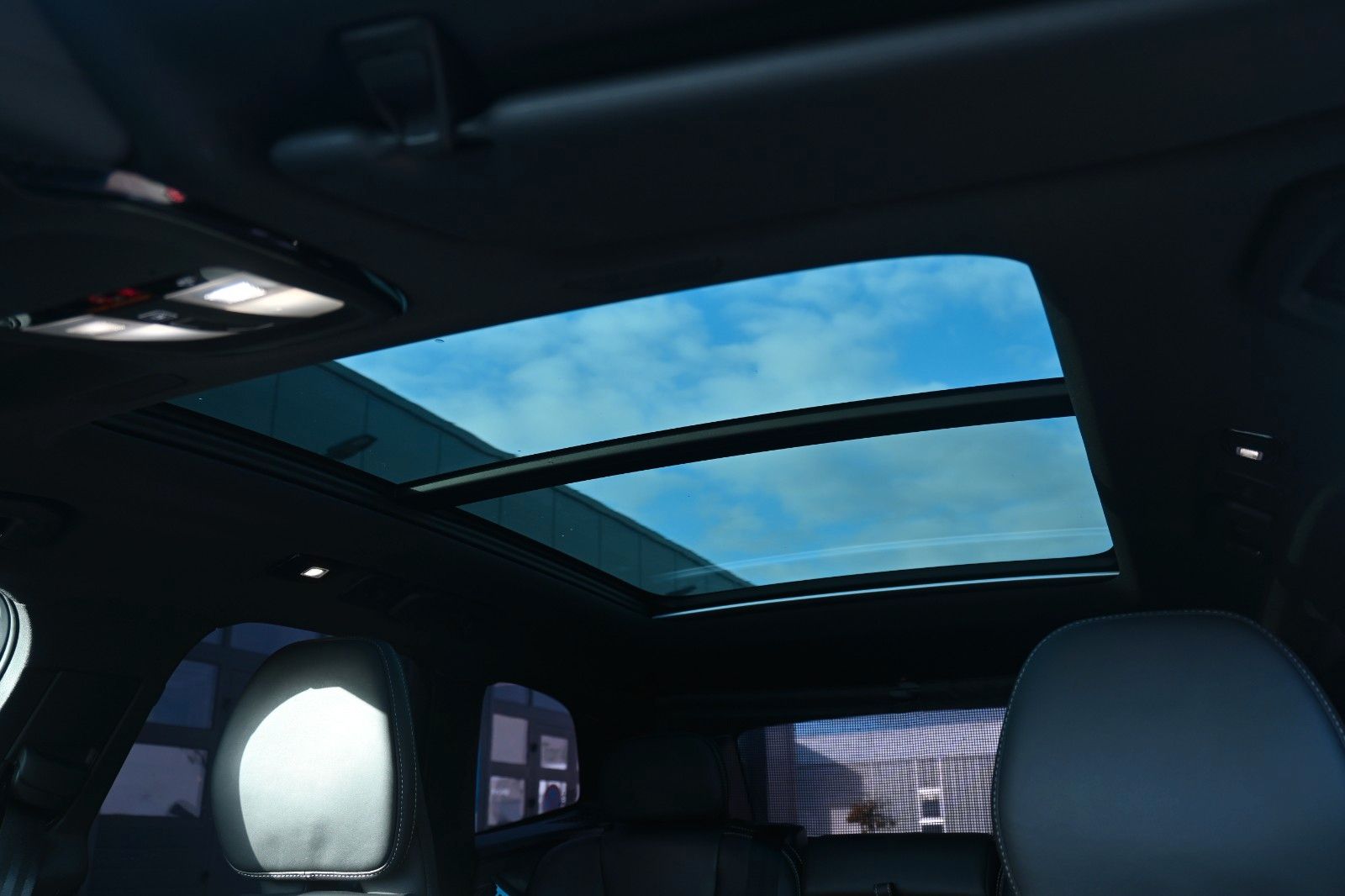 Volvo XC60 R Design PHEV - Samsaru's Car Outlet