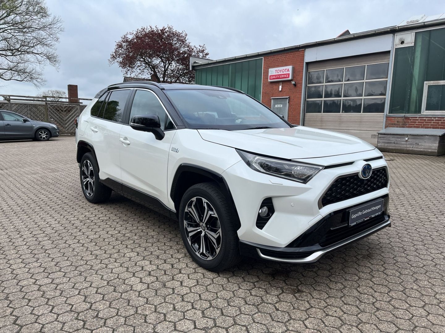 Toyota RAV 4 Plug-in Hybrid 4x4 - Samsaru's Car Outlet