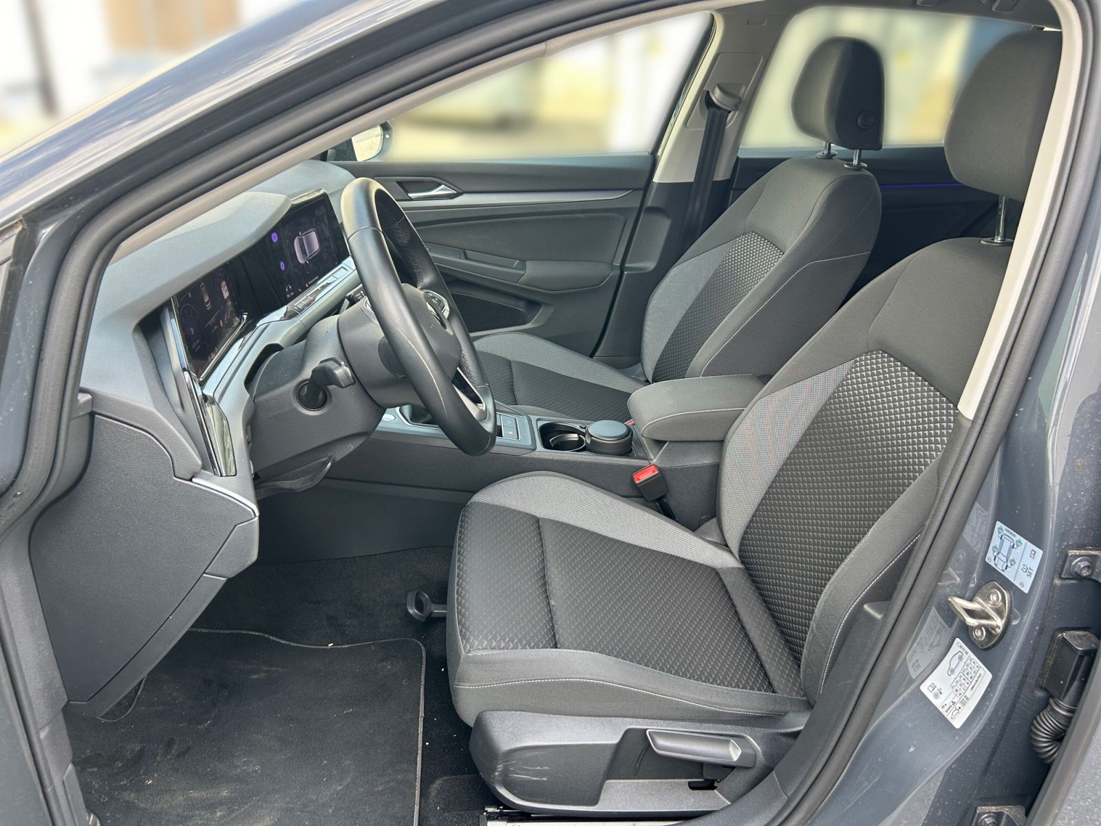 Volkswagen Golf VIII 1.5 TSI Life - Samsaru's Car Outlet