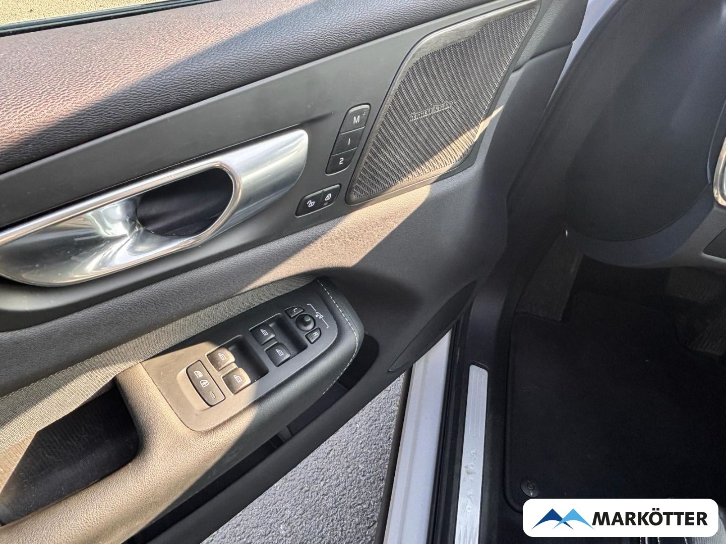 Volvo XC60 B4 Plus Dark 21''/ACC/BLIS/H&K/CAM/SHZ/FSH