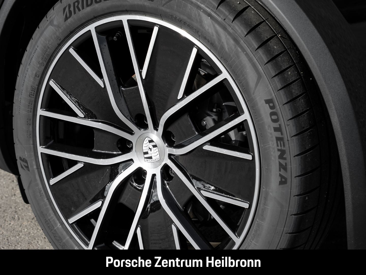 Porsche Macan 4 Surround-View LED-Matrix Abstandstempoma