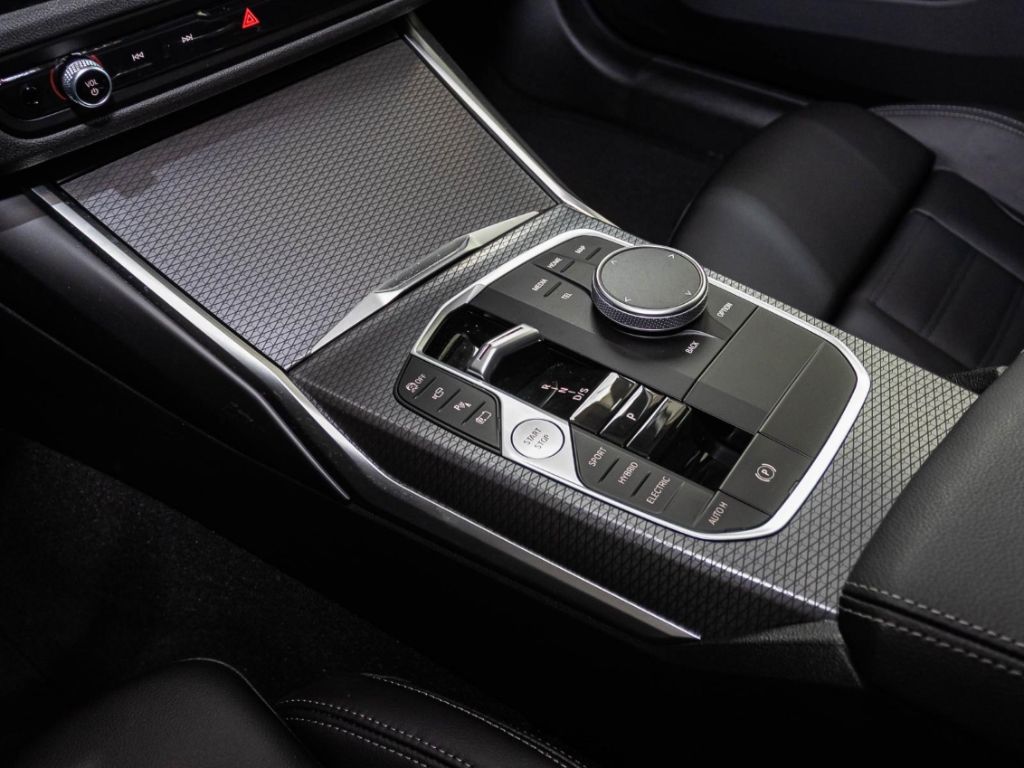 BMW 330 eMSportxDrive+AHK+Navi+Leder+RFK NP 79.790,-