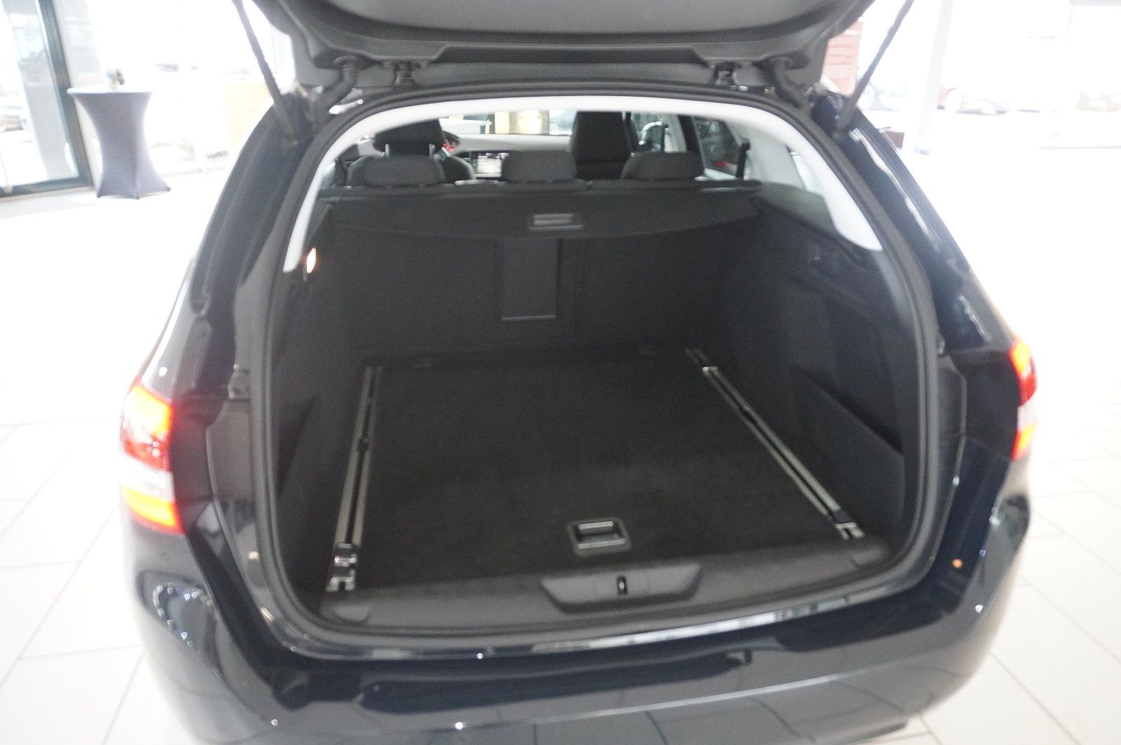 Peugeot 308 SW 1.5D ALLURE - Samsaru's Car Outlet
