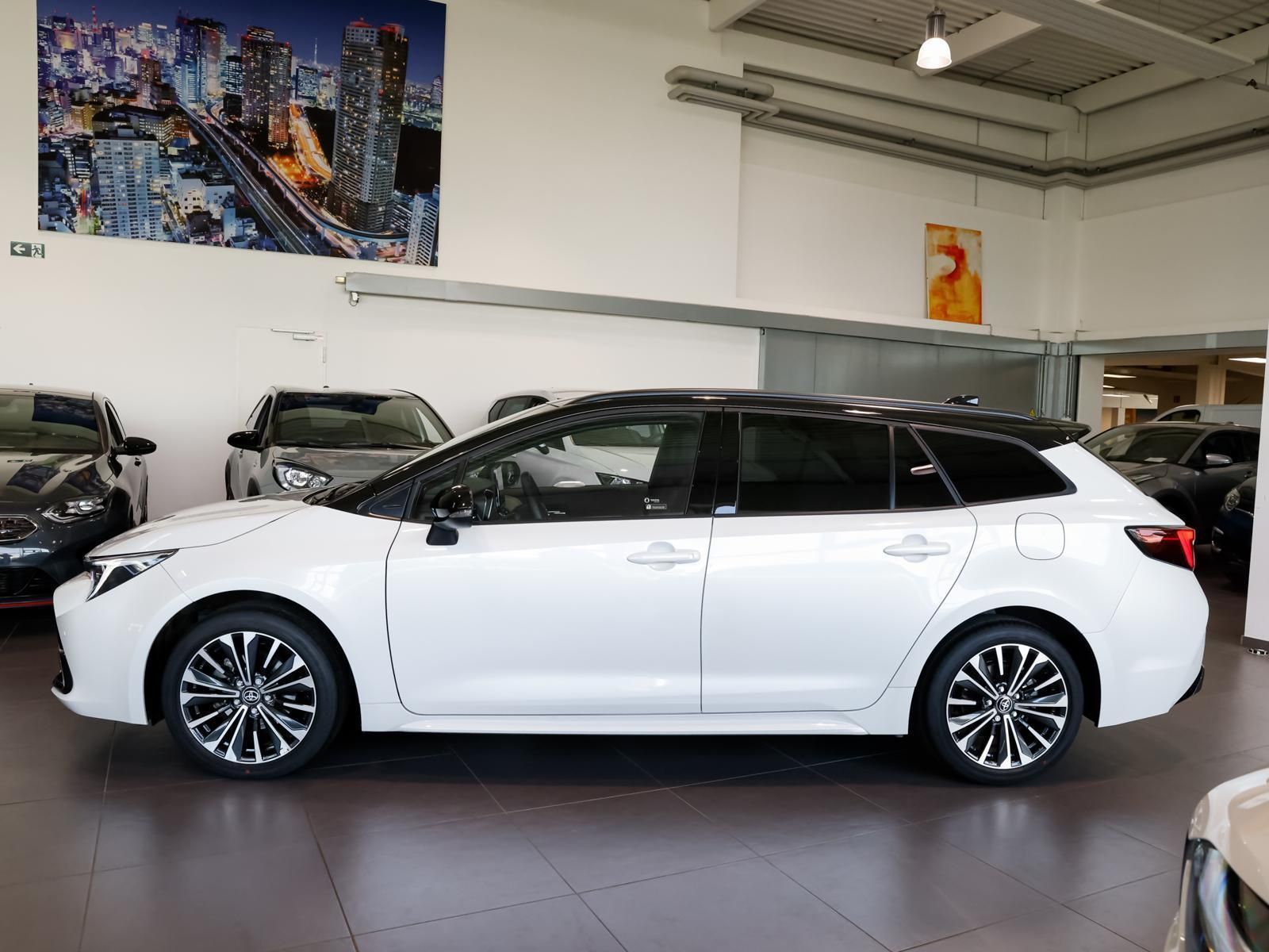 Toyota Corolla TS 1.8 Hybrid Black&White NAVI PDC KLIMA