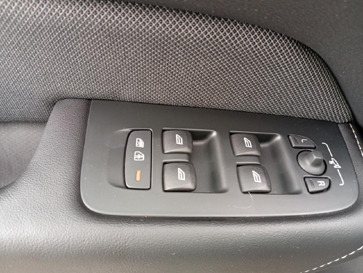 Volvo XC60 B4D Gear. Ultimate Dark AWD/Head-UP/Pano-D.