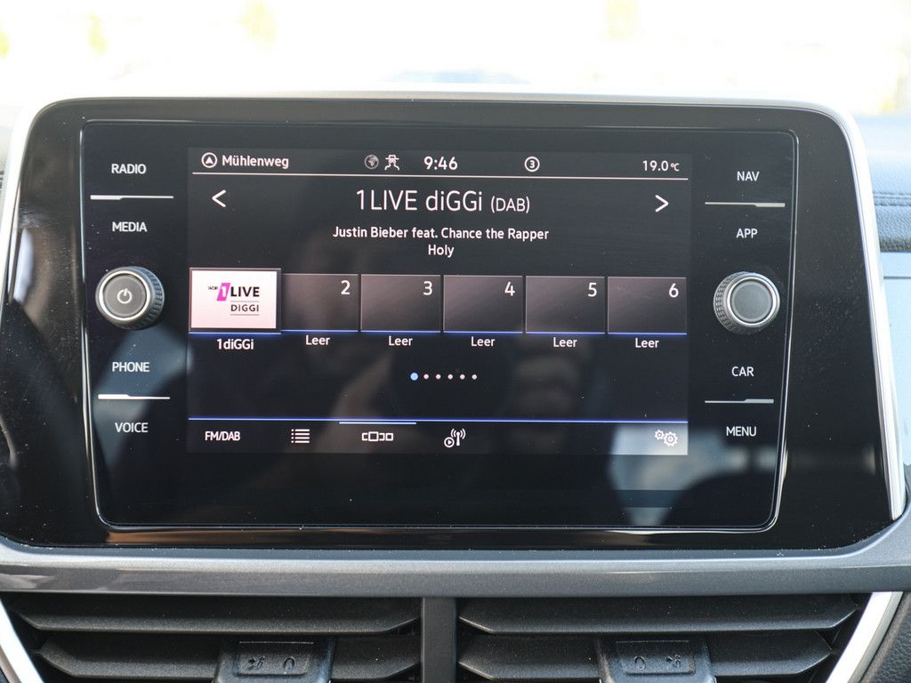 Volkswagen T-Roc Style 1.5 l TSI DSG - Samsaru's Car Outlet