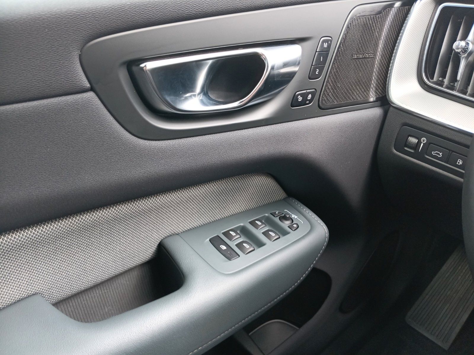 Volvo XC60 T6 Recharge R-Design AWD - Samsaru's Car Outlet