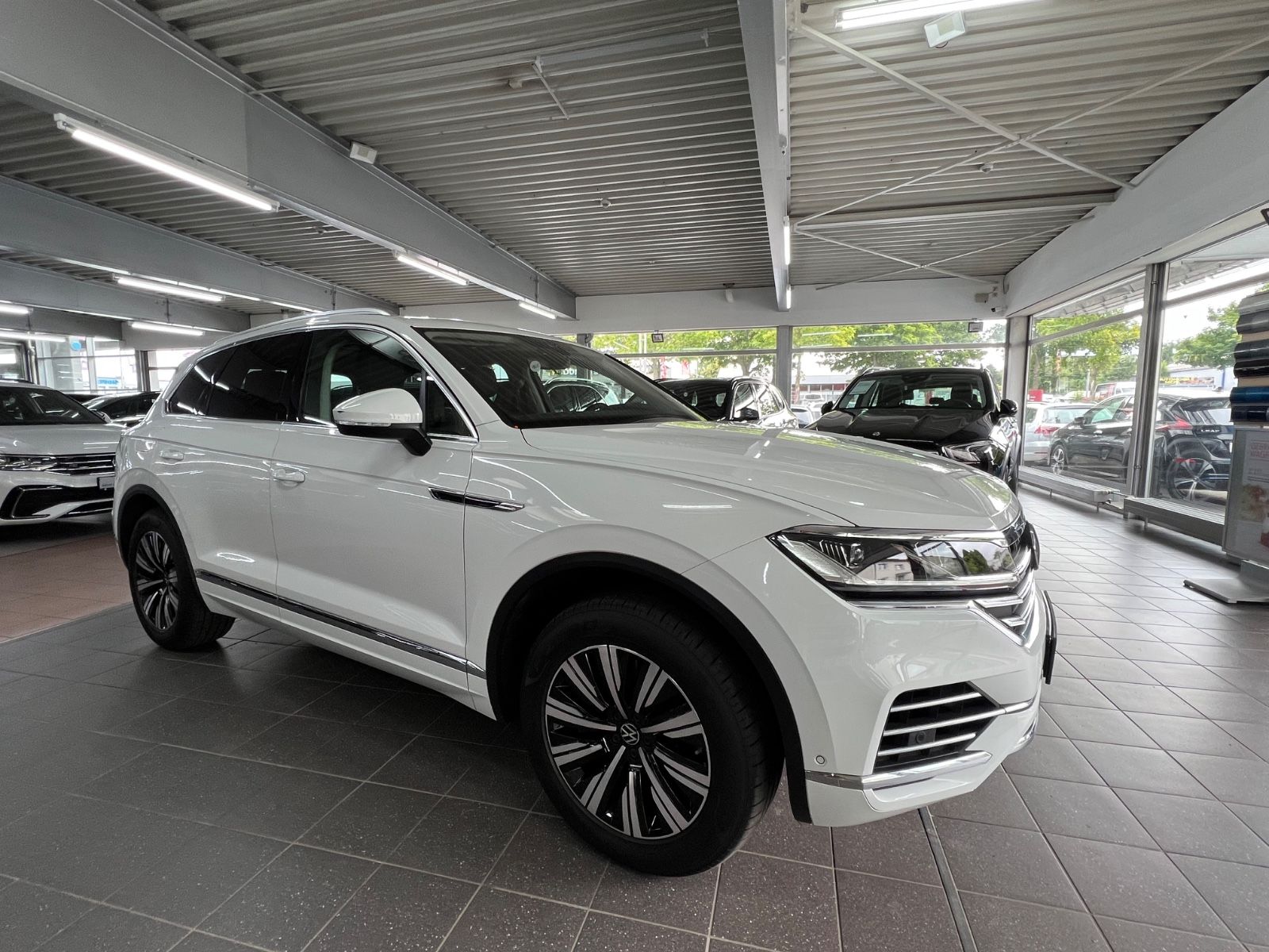 Volkswagen Touareg 3.0 TSI Elegance 4Motion eHybrid - Samsaru's Car Outlet