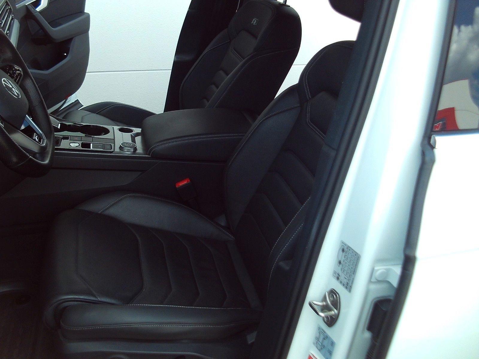 Volkswagen Touareg R-Line 4M - Samsaru's Car Outlet