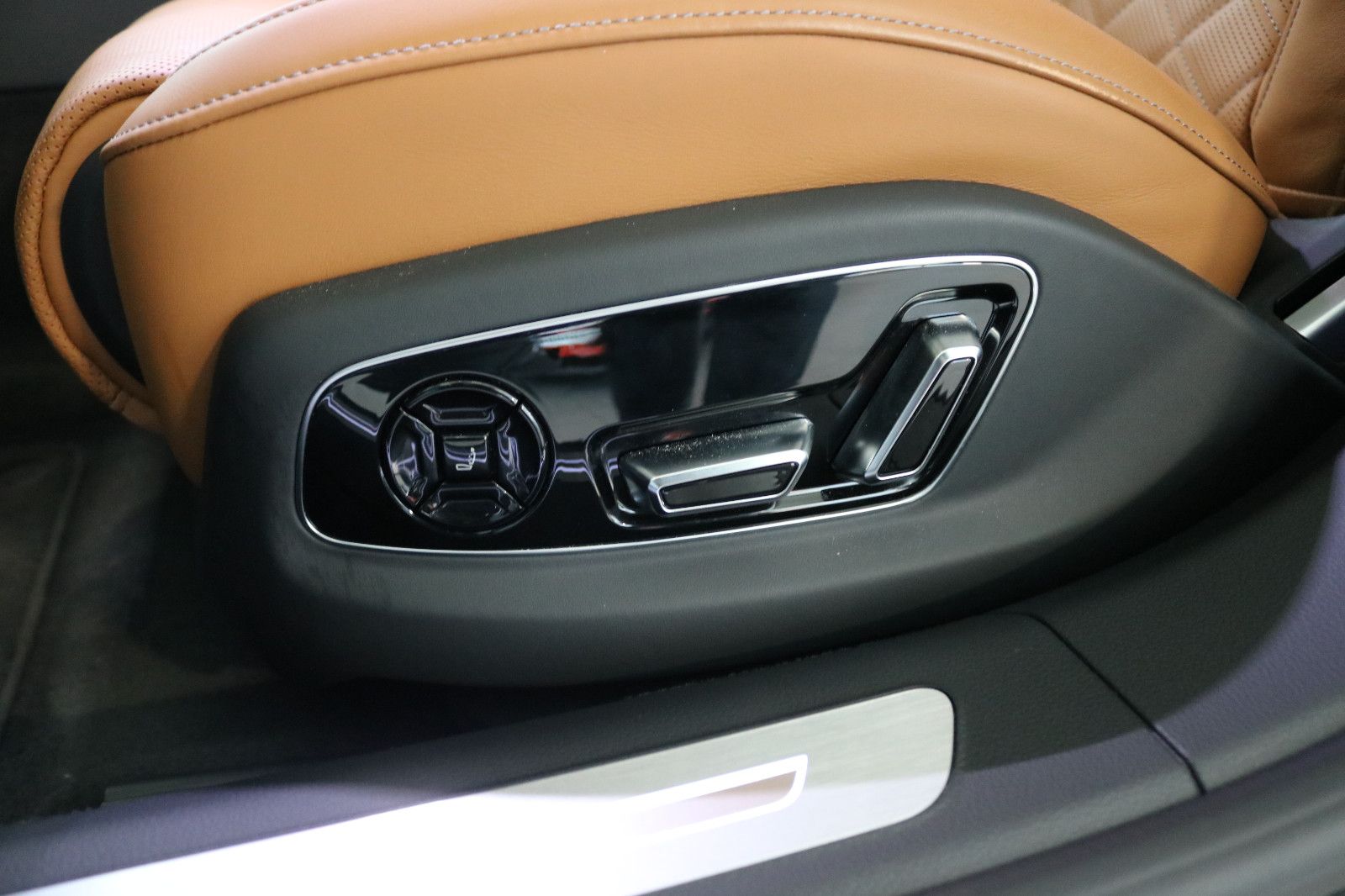 Audi A8 L 60 TFSI e Lang S line - Samsaru's Car Outlet