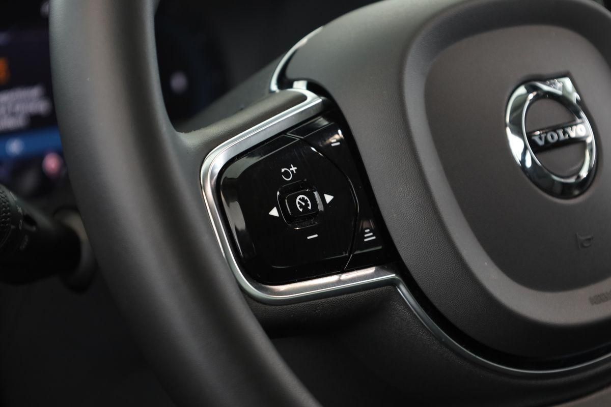 Volvo XC60 B4 AWD Plus Dark LED Pano ACC Kam 21" AHK