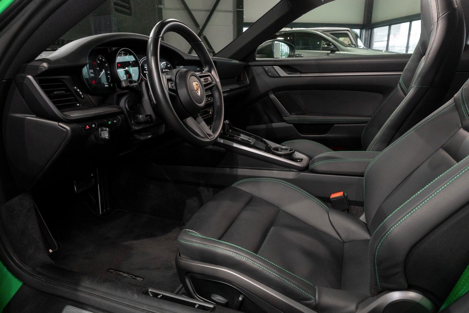Porsche 992 Carrera - Samsaru's Car Outlet