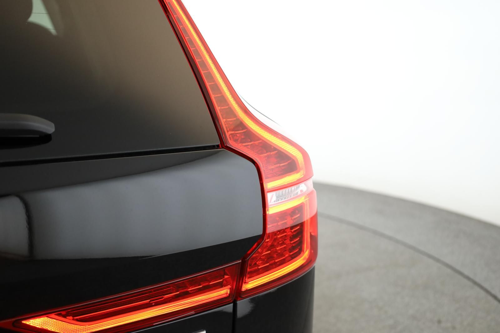 Volvo XC60 Recharge T6 AWD Core Pano Kam STHZ 20" AHK