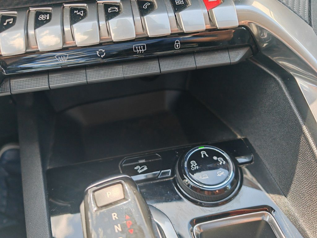 Peugeot 5008 PureTech 130 EAT8 - Samsaru's Car Outlet