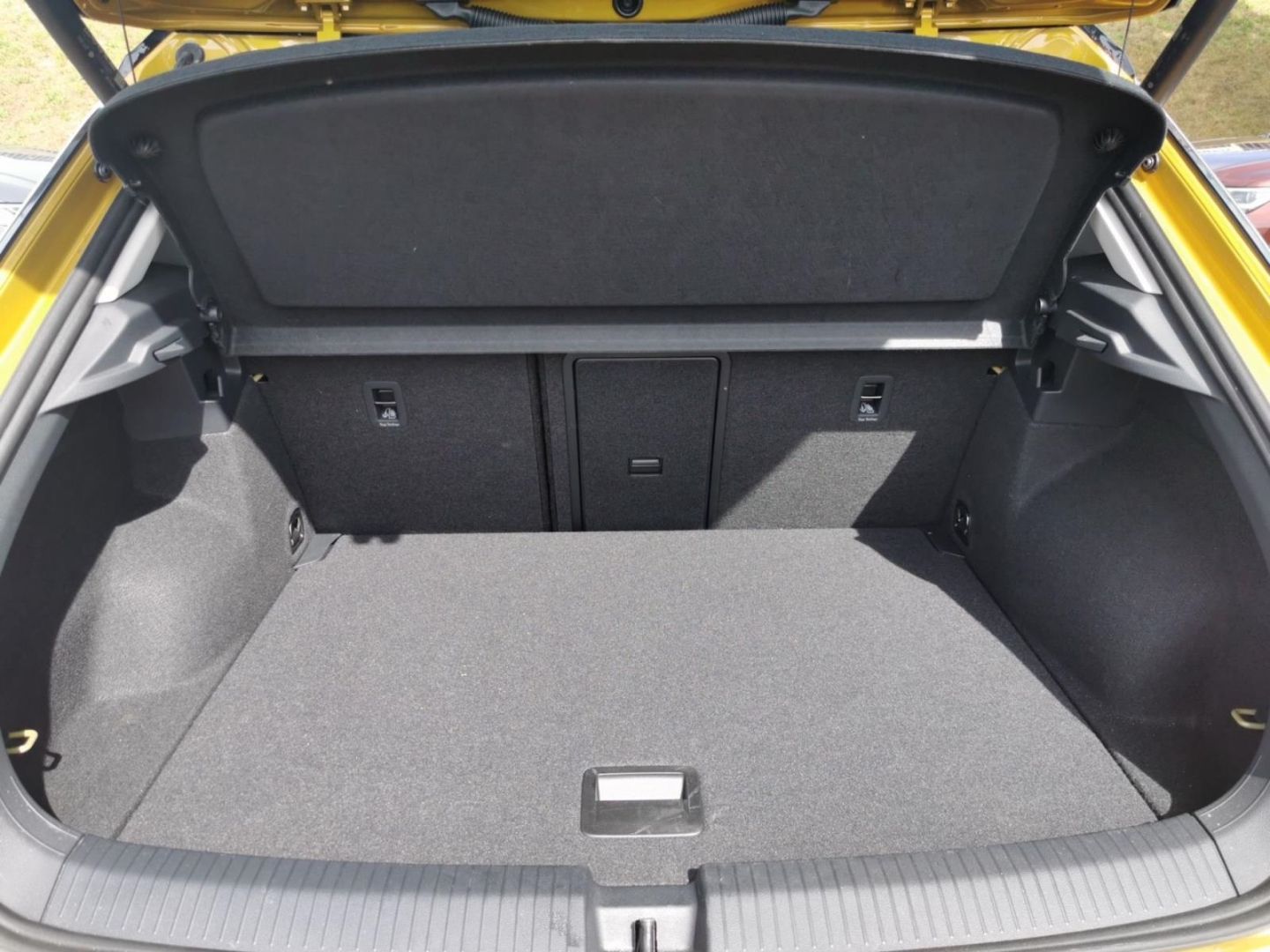 Volkswagen T-Roc Active 1.5 TSI DSG - Samsaru's Car Outlet