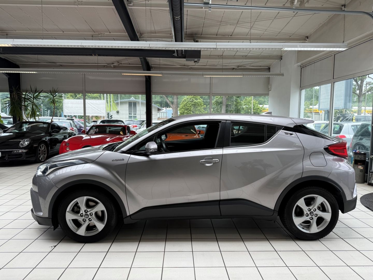Toyota C-HR Hybrid Flow 1.8 - Samsaru's Car Outlet