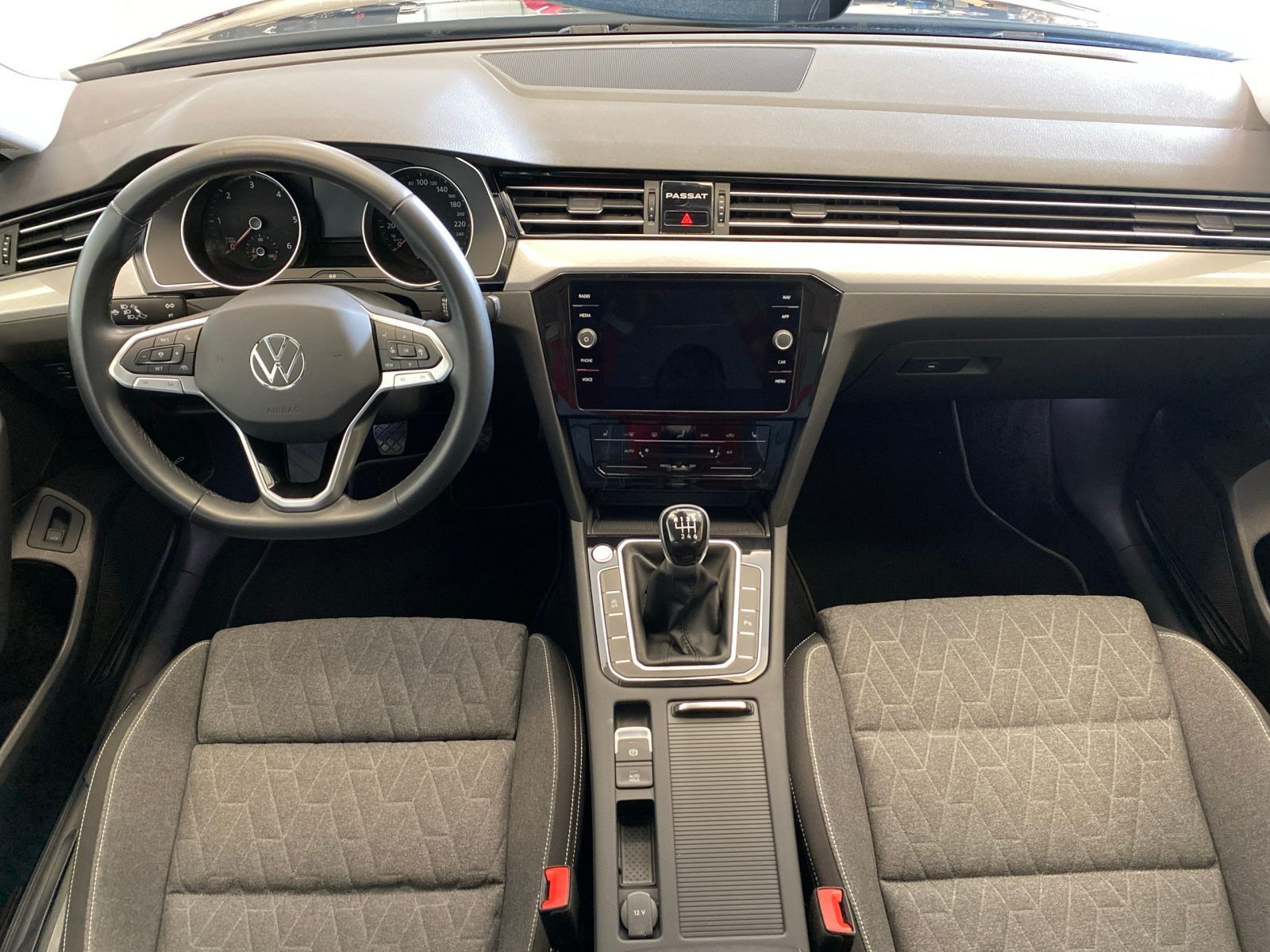 Volkswagen Passat Variant 2.0 TDI Business - Samsaru's Car Outlet