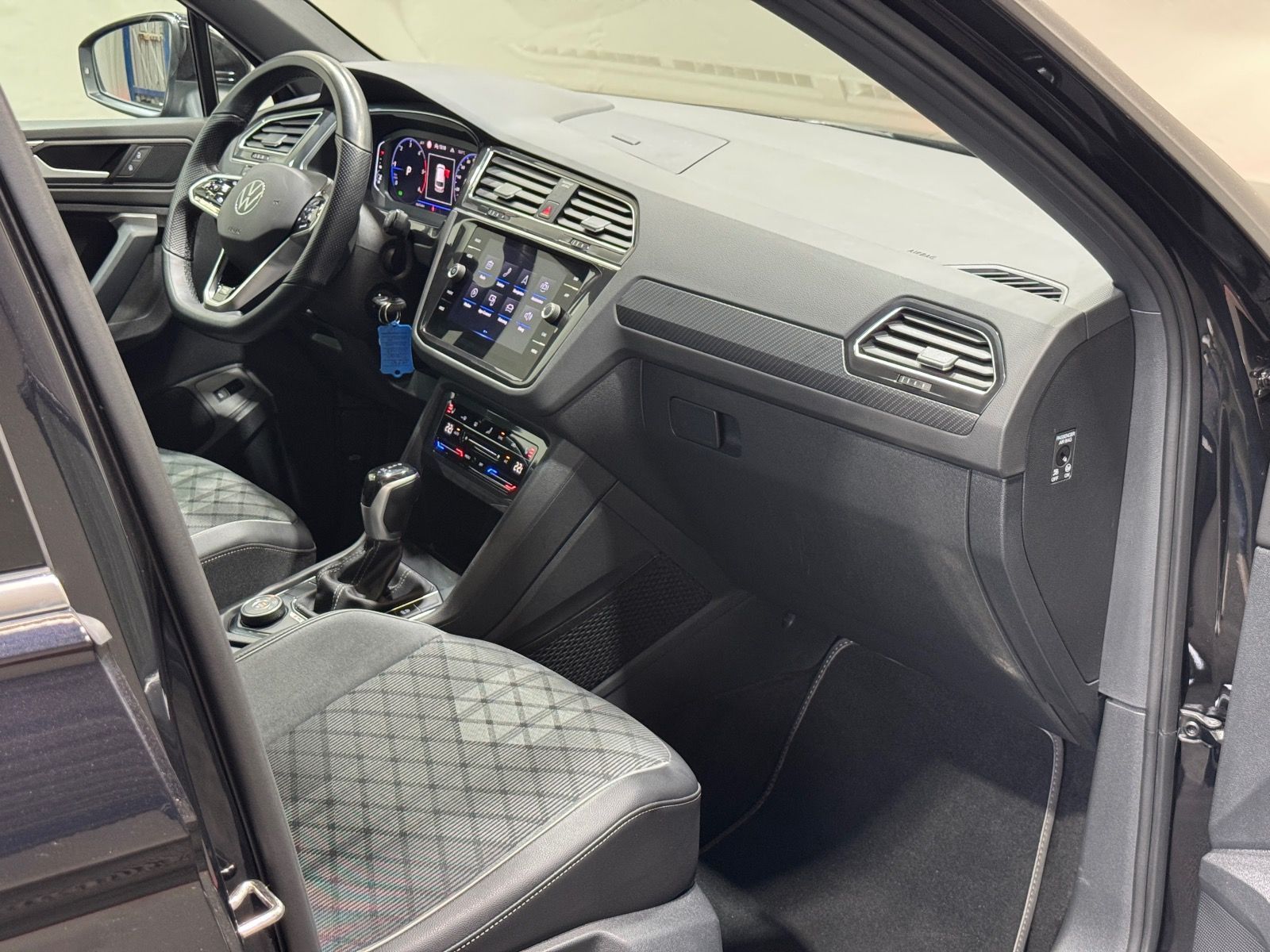 Volkswagen Tiguan R-Line 2.0 TDI DSG 4M - Samsaru's Car Outlet