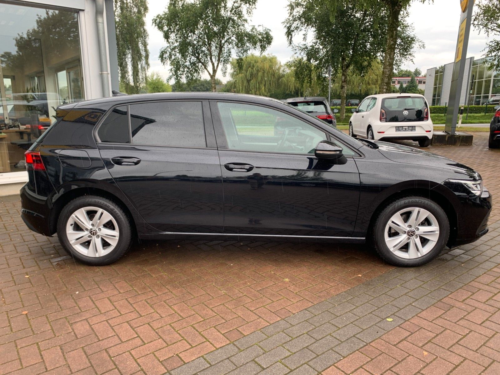 Volkswagen Golf - Samsaru's Car Outlet