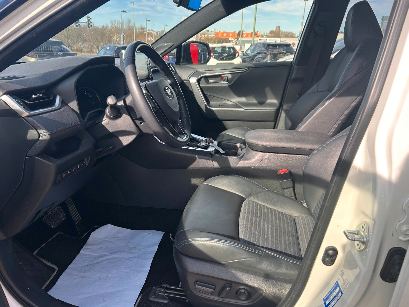 Toyota RAV4 Hybrid Style - Samsaru's Car Outlet