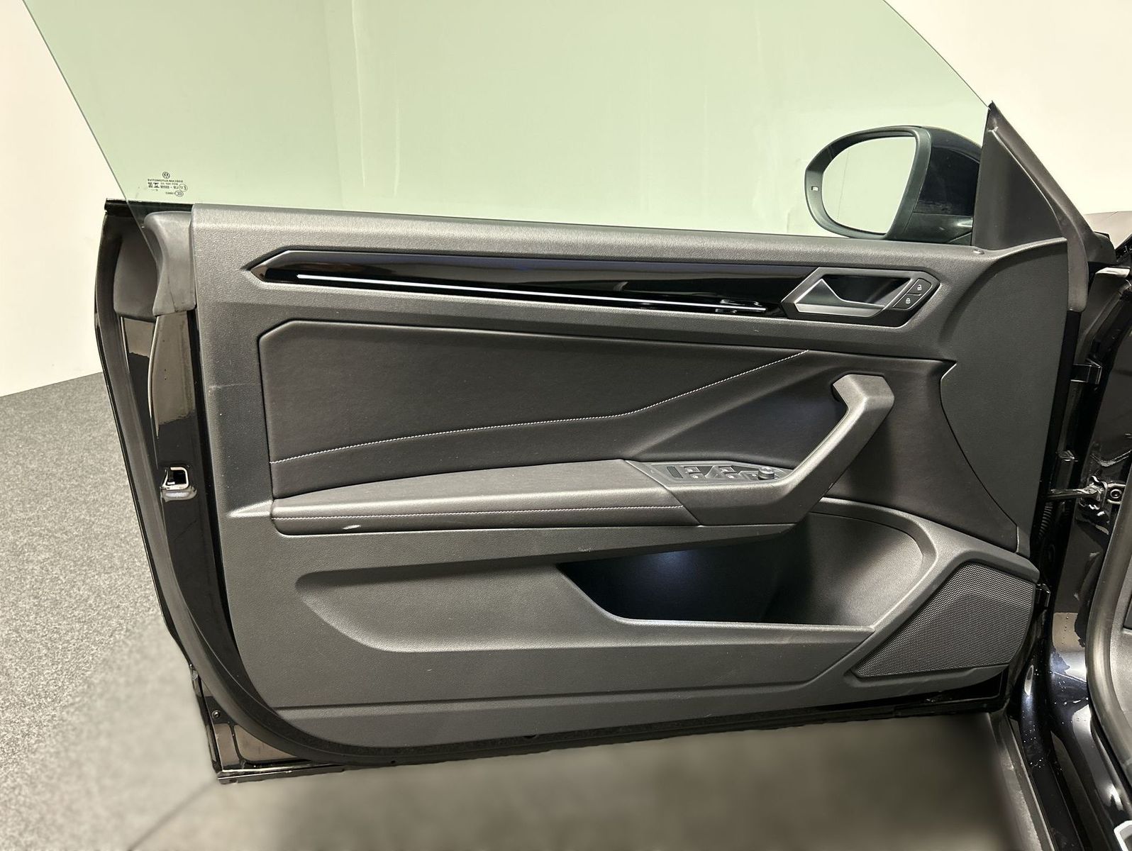Volkswagen T-Roc 1.5 TSI - Samsaru's Car Outlet