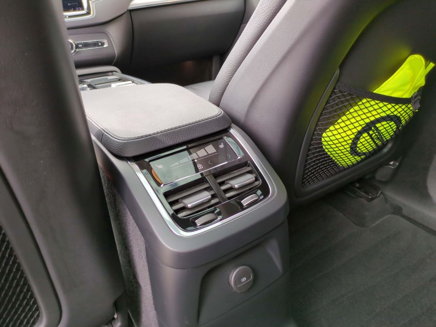 Volvo XC90 R Design Expression Recharge Plug-In Hybrid - Samsaru's Car Outlet