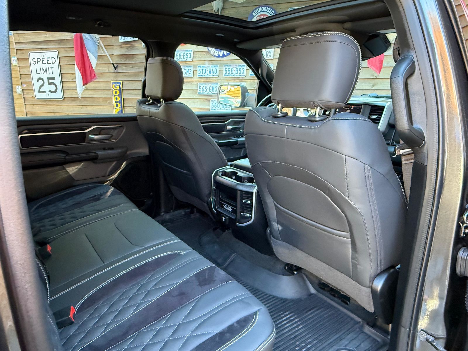 Dodge RAM 1500 5,7L BigHorn Crew Cab LED AHK 4x4 Pano