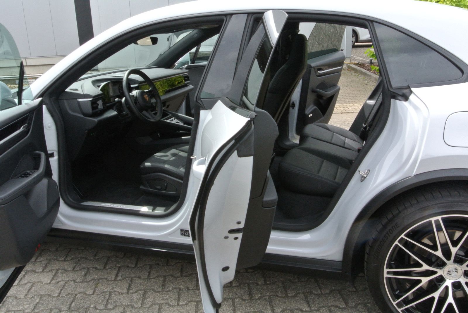 Porsche Macan E - Samsaru's Car Outlet