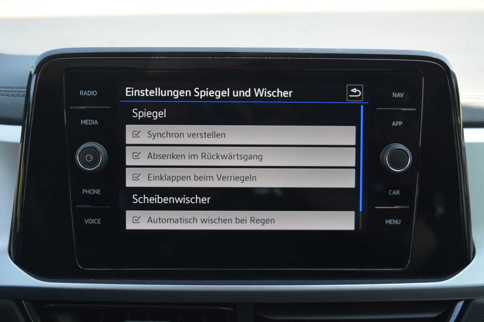 Volkswagen T-Roc Life - Samsaru's Car Outlet