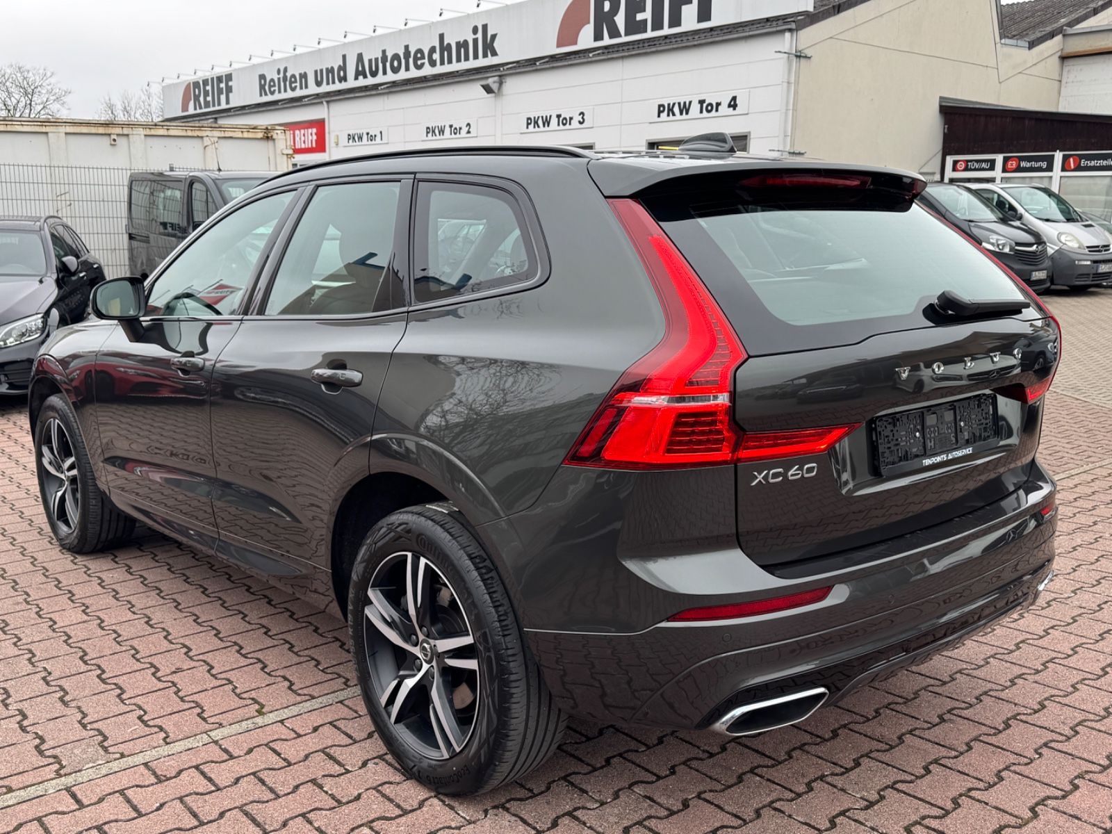 Volvo XC60 R Design AWD - Samsaru's Car Outlet