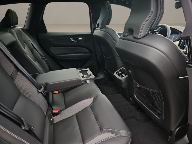 Volvo XC60 B5 AWD Ultimate Dark - Samsaru's Car Outlet