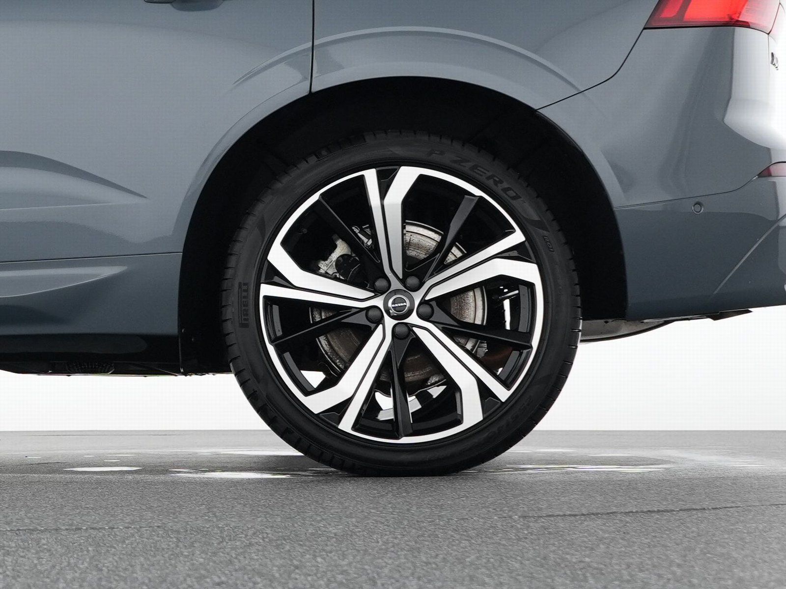 Volvo XC60 T6 Recharge AWD Plus Dark 21"+AHK+360°+H&K