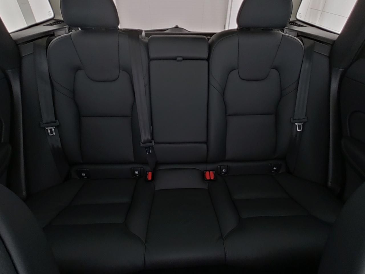 Volvo XC60 B5 AWD PLUS DARK AHK+H&KSOUND+PANO+MEMORY+