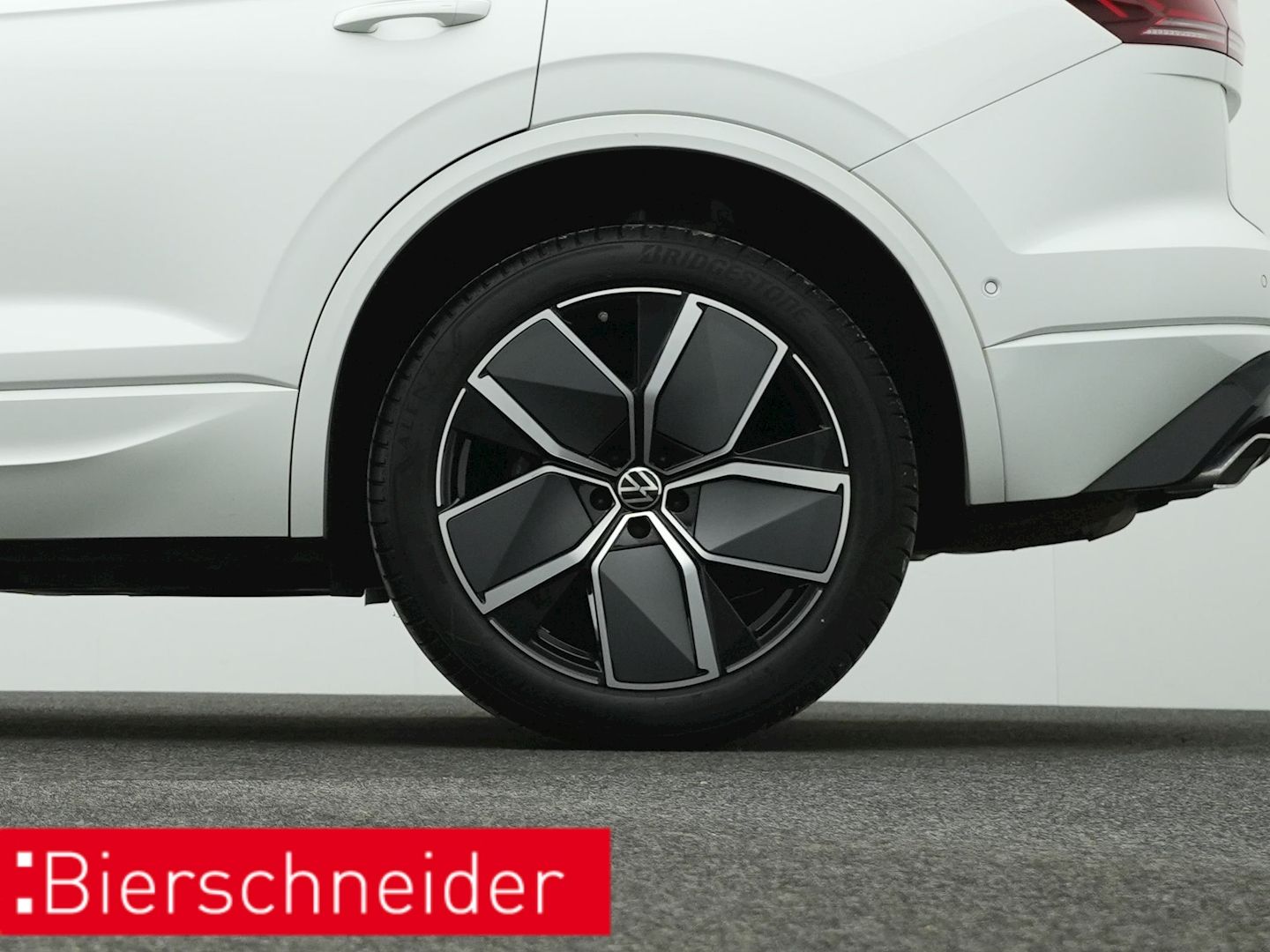 Volkswagen Touareg 3.0 TDI R-line Black - Samsaru's Car Outlet