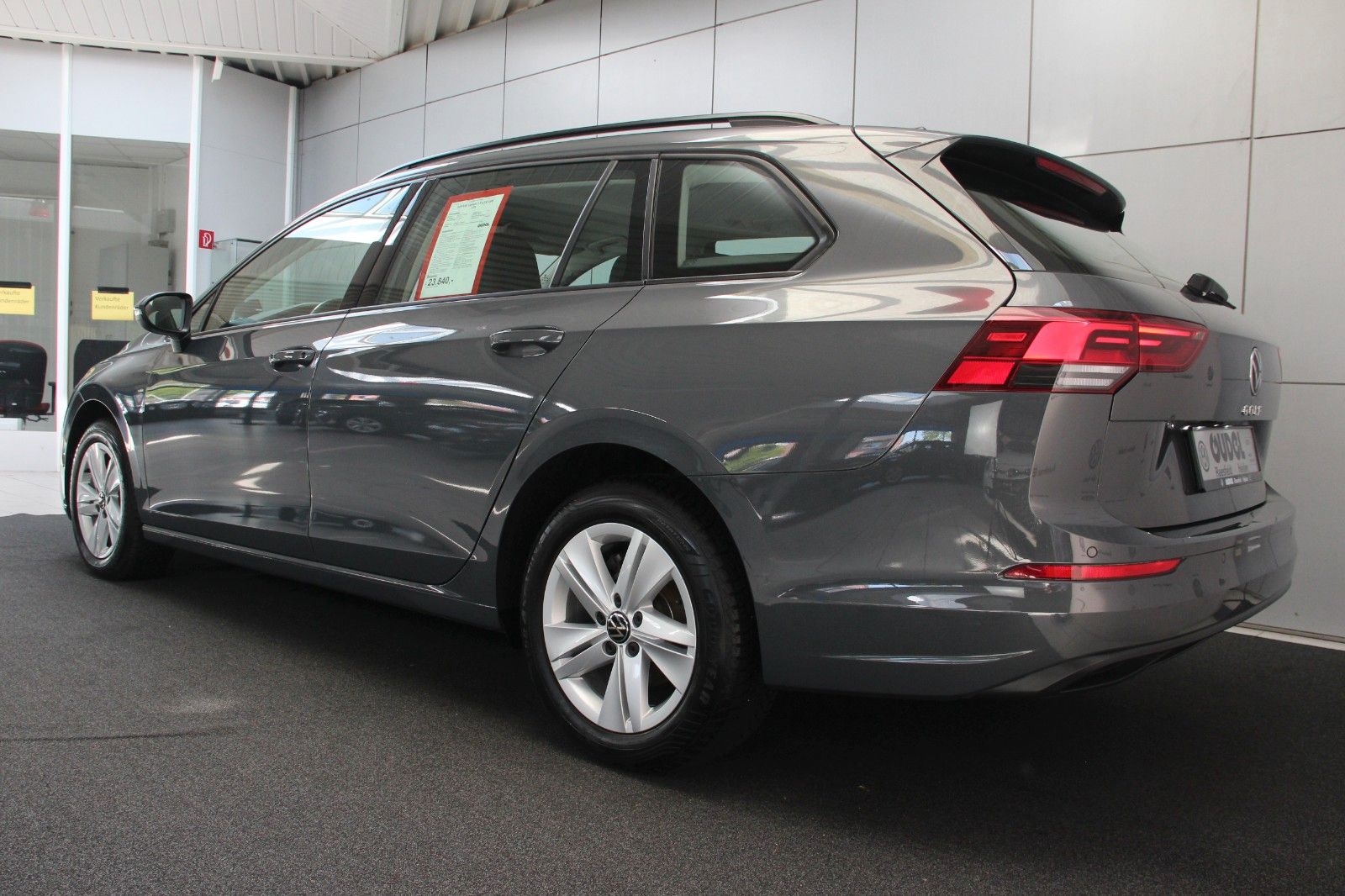 Volkswagen Golf 8 1.5 TSI Life - Samsaru's Car Outlet