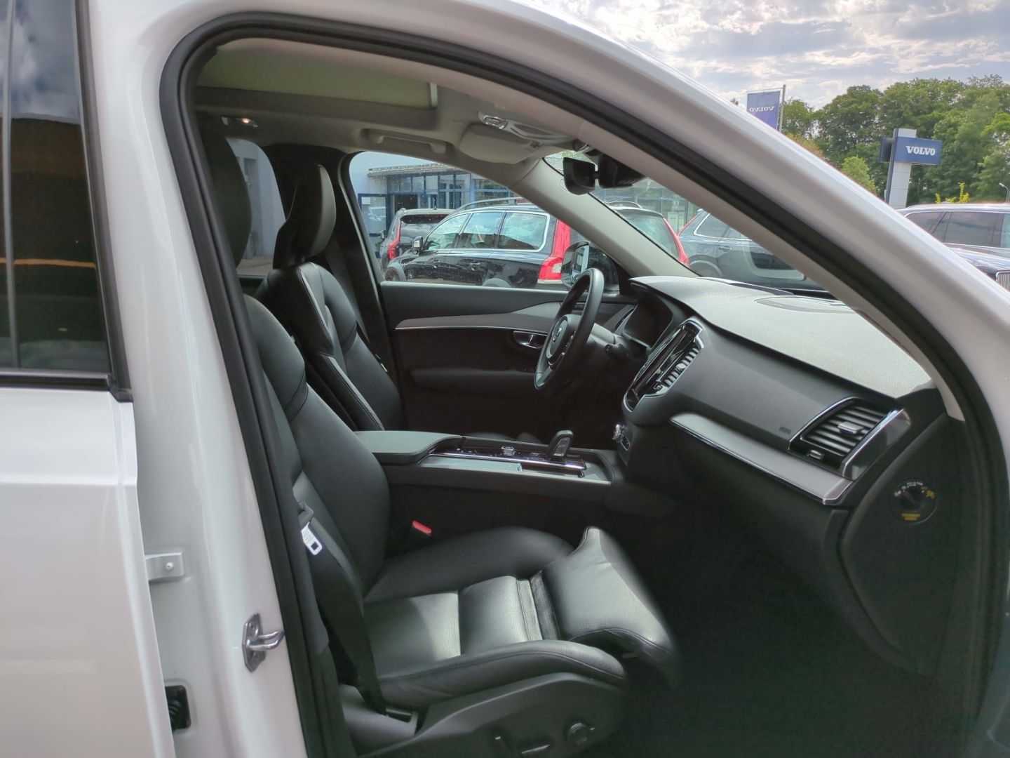 Volvo XC90 R Design Expression Recharge Plug-In Hybrid - Samsaru's Car Outlet