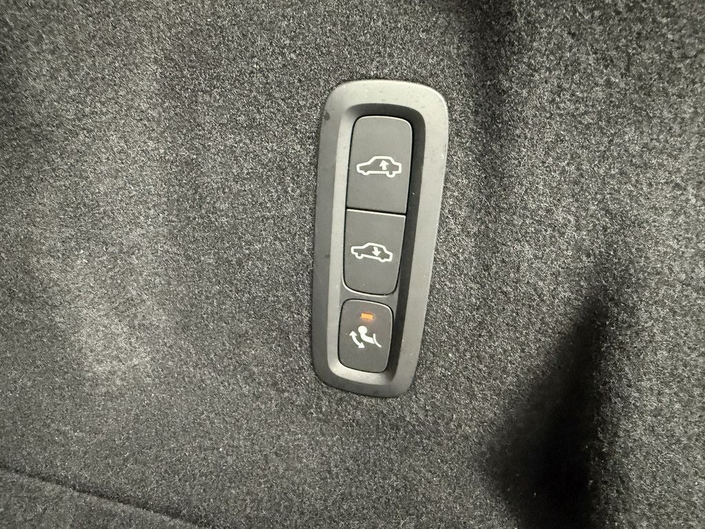 Volvo XC60 B5 AWD Ultra Dark *AHK*21-Zoll*360°*Luft-Fa