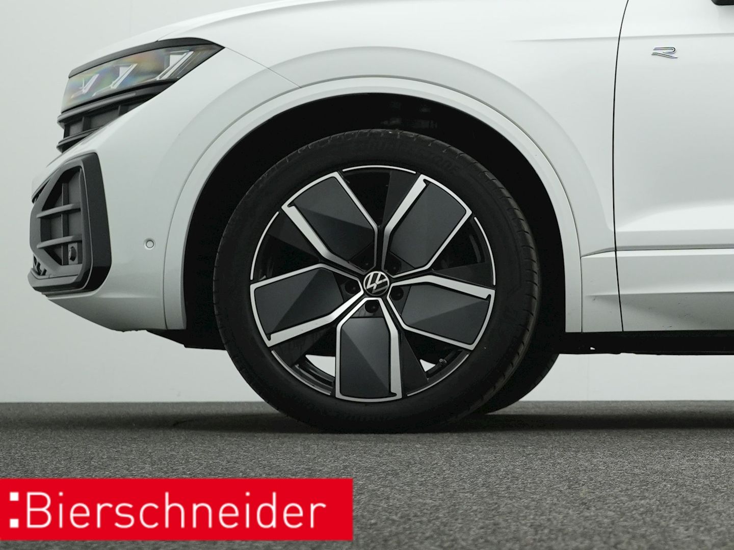 Volkswagen Touareg 3.0 TDI R-line BLACK-STYLE - Samsaru's Car Outlet