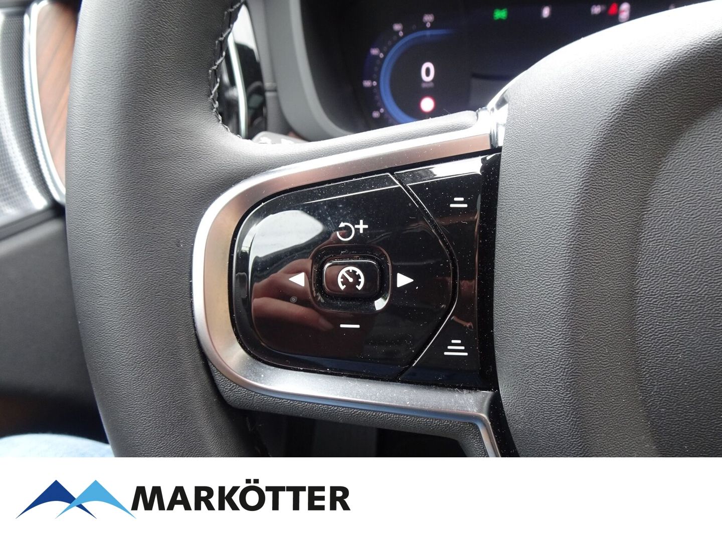 Volvo XC60 B4 AWD Ultimate Dark - Samsaru's Car Outlet