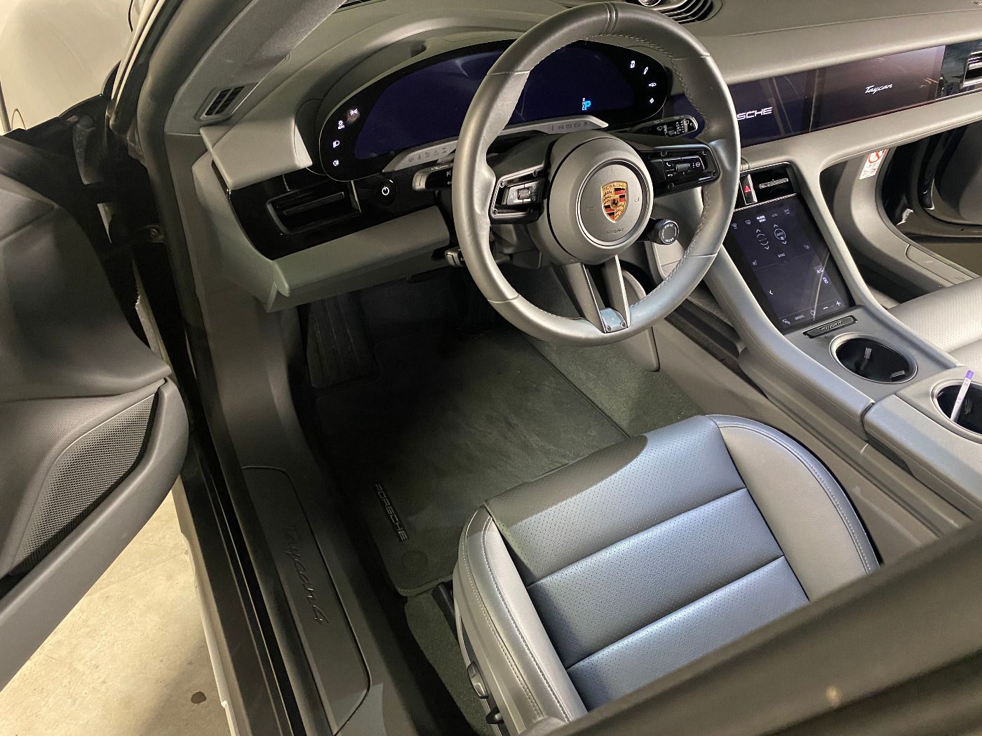Porsche Taycan 4 Cross Turismo | Beifahrerdisplay |