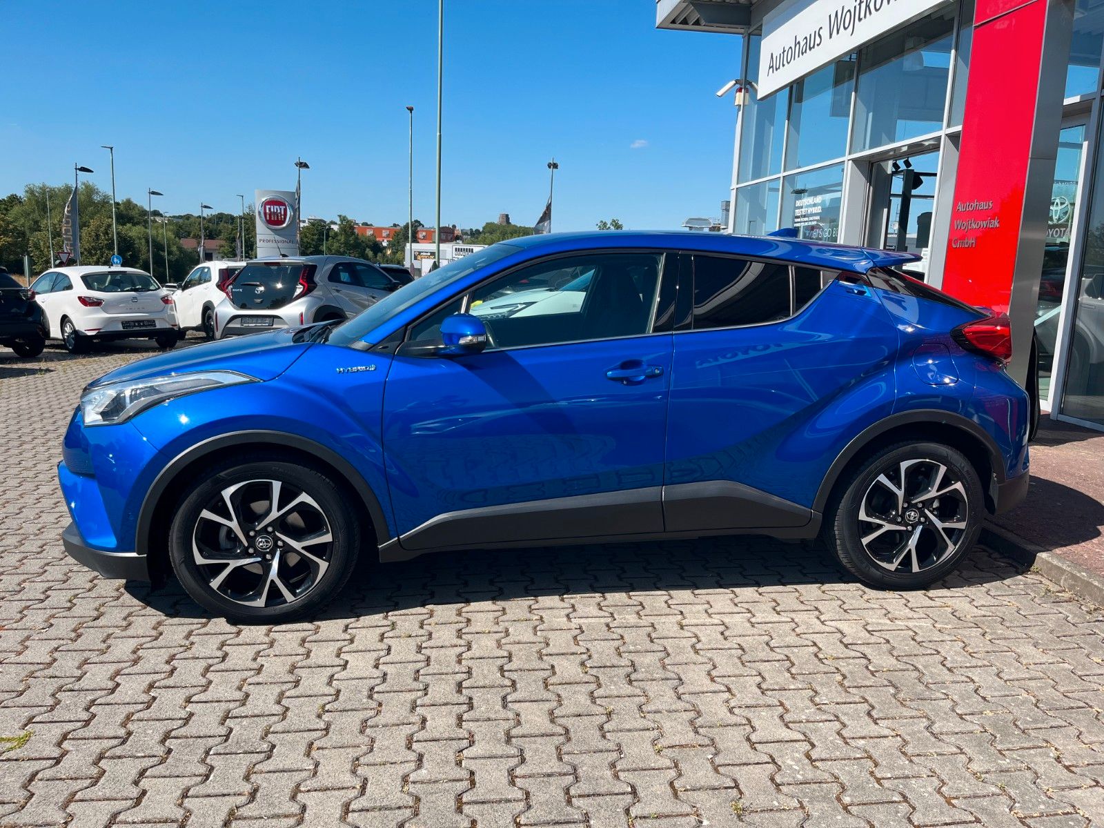 Toyota C-HR Hybrid Club - Samsaru's Car Outlet