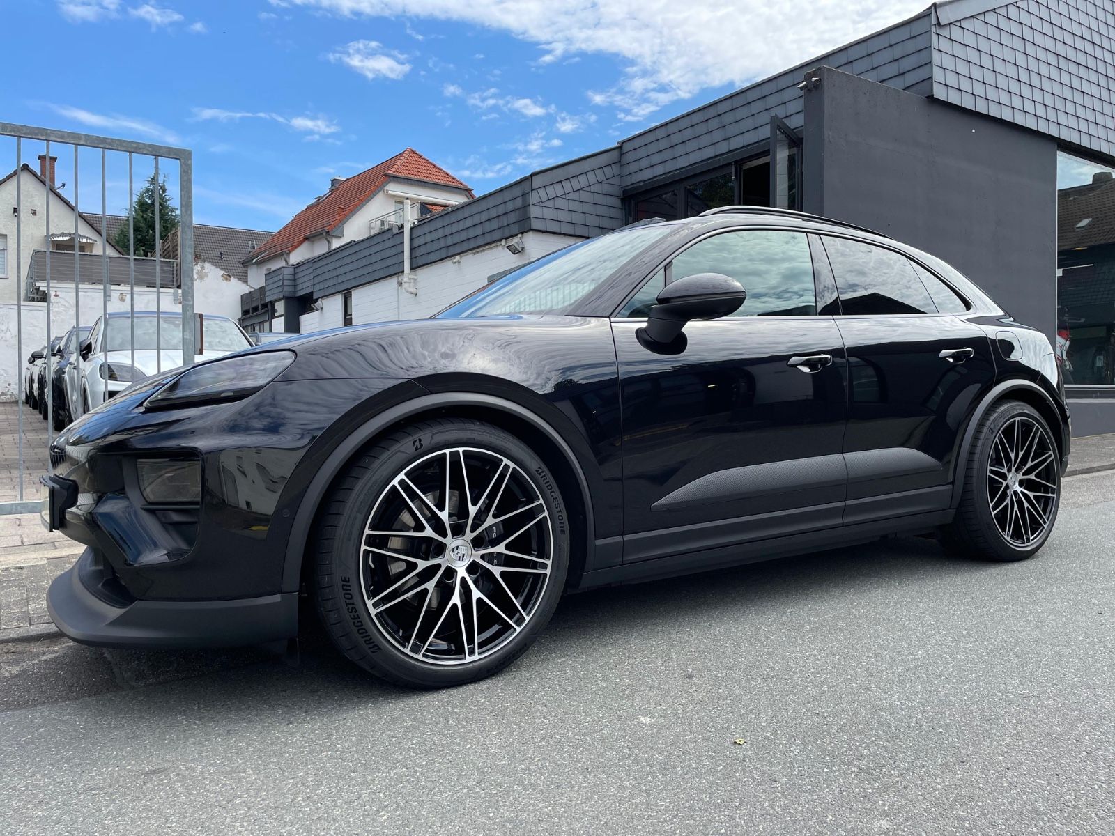 Porsche Macan 4 - Samsaru's Car Outlet